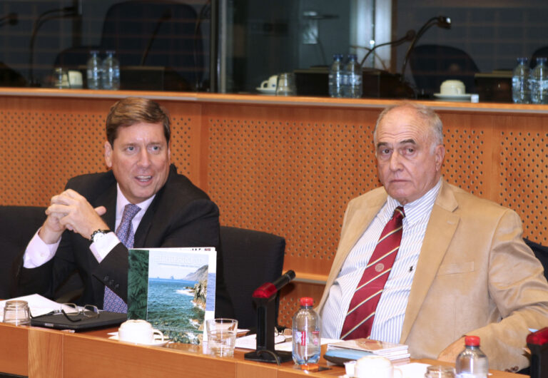 Gabriel Mato presenta en el Parlamento Europeo el libro ‘El Hierro 3D’, en homenaje a la Isla del Meridiano