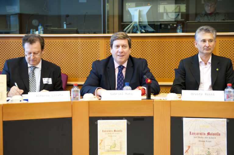 Gabriel Mato se suma a los actos del VII centenario del descubrimiento de Lanzarote con la presentación en la Eurocámara de un libro sobre la llegada a la Isla de Lanzarotto Malocello