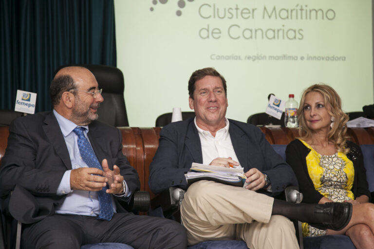 Gabriel Mato acuerda con la ministra de Agricultura una reunión para buscar  solución a las demandas de los tomateros canarios