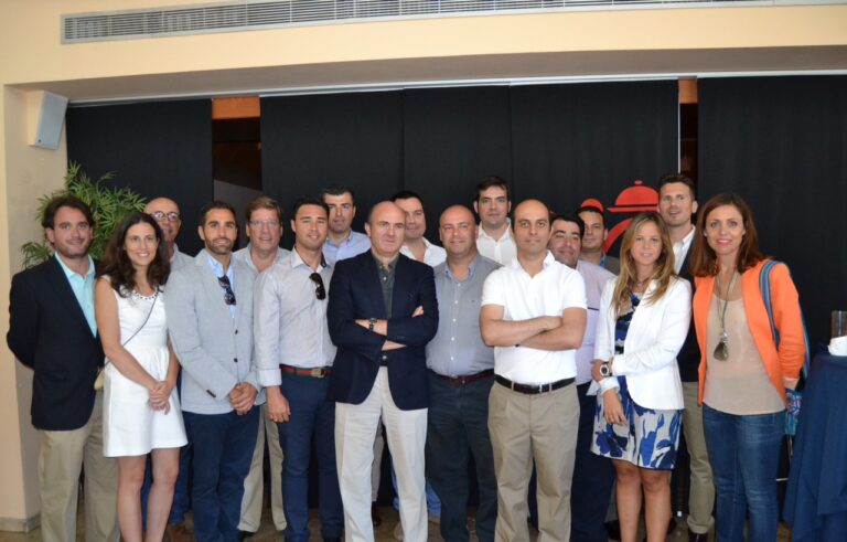 El ministro de Economía y Gabriel Mato trasladan a jóvenes empresarios canarios su apoyo a los emprendedores