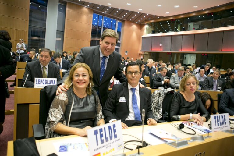 Telde recoge la bandera que la acredita como Ciudad Europa del Deporte 2015