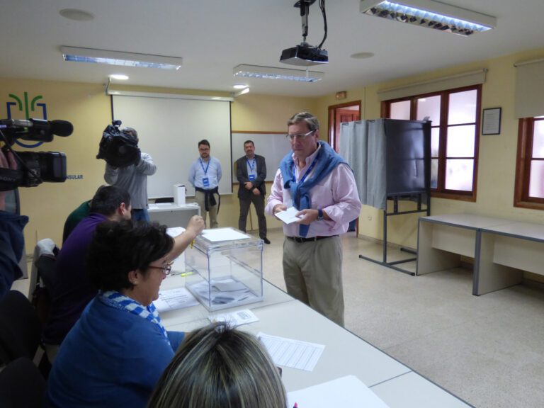 El candidato popular ha acudido esta mañana a votar a su colegio electoral de La Encarnación, en Santa Cruz de La Palma