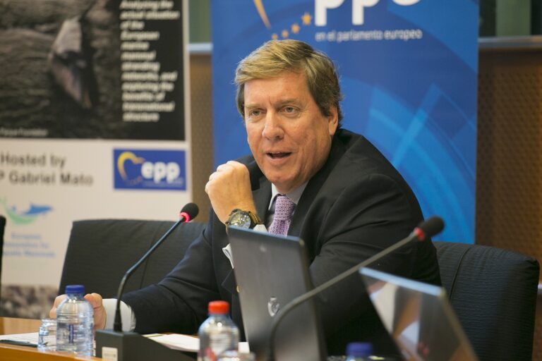 Mato solicita a la Comisión Europea criterios de protección ambiental adaptados a cada región para velar por el sector primario de Canarias